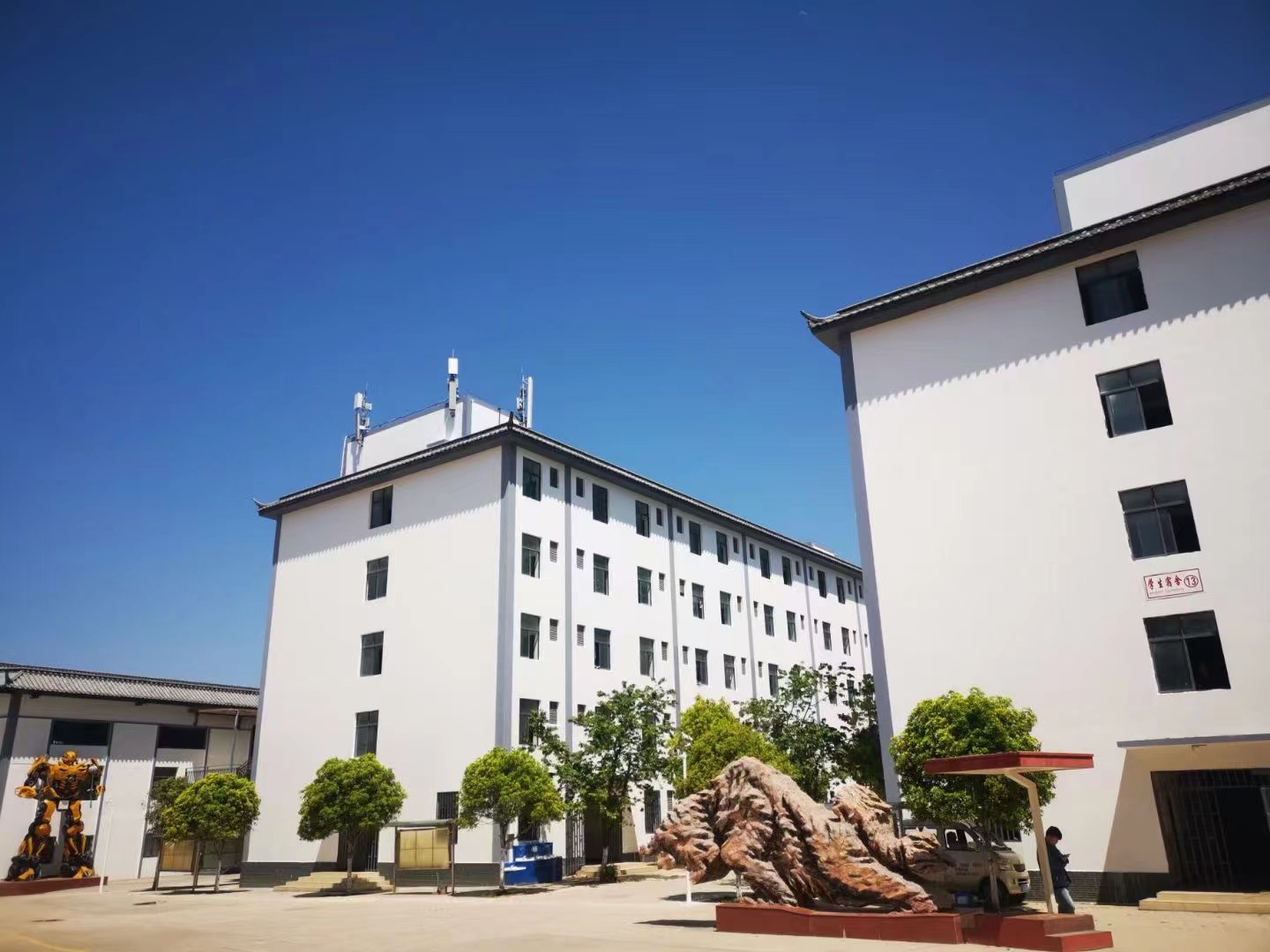 佑亦丰中学的学生住宿、餐饮和着装情况如何？