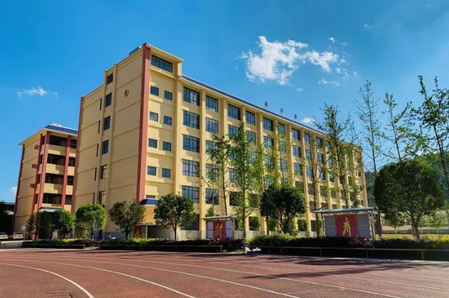 2024年昆明市海亦丰高级中学复读报名学费标准