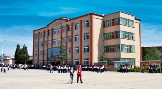 昆明黄冈实验学校校园周边环境怎么样？