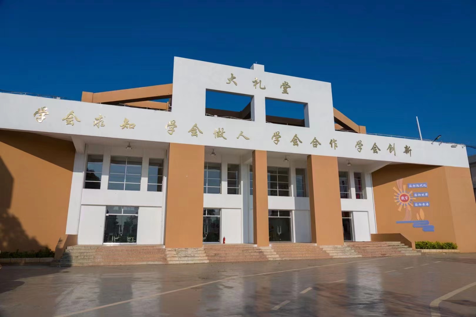 昆明黄冈实验学校学生上下学、放假往返学校方便吗？