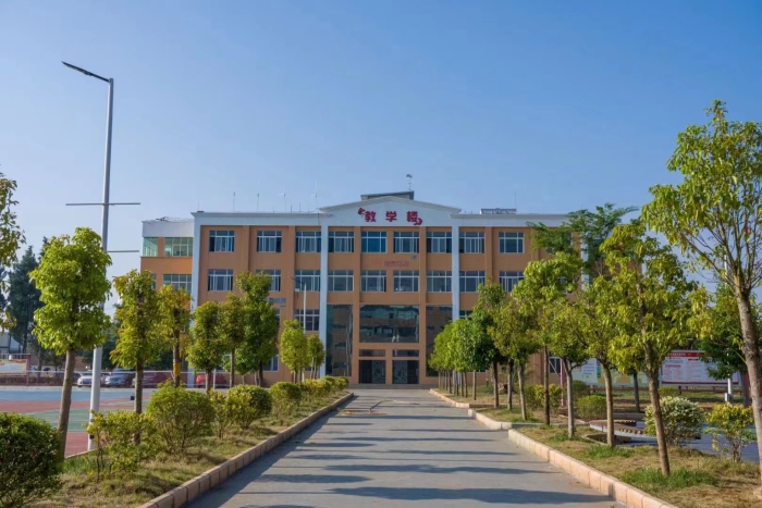 昆明黄冈实验学校管理严格吗？