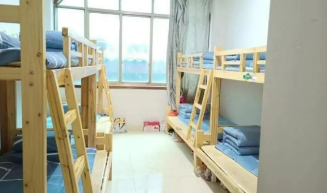 昆明长鸿实验中学如何应对学生住校不习惯的问题？