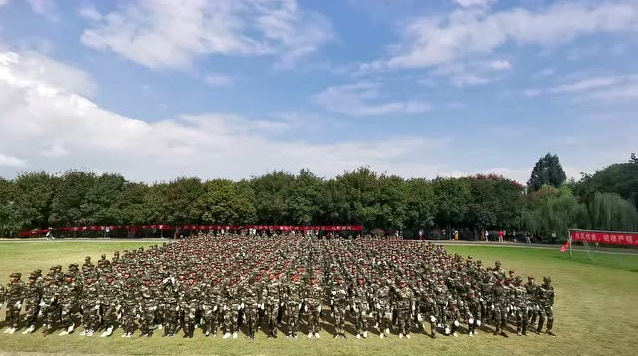 昆明长鸿实验中学学校位置在哪里？学校周边环境好吗？