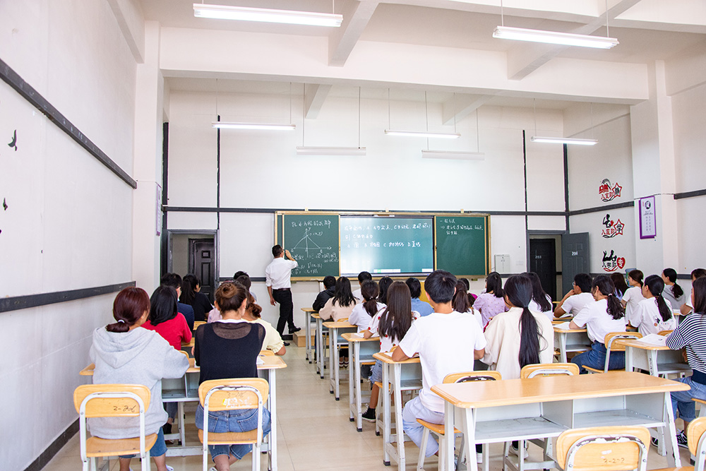 创新教学管理彰显办学特色