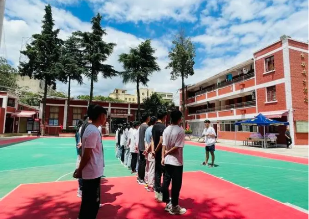 昆明经专学校（原云南师大附中老协补习学校）2024年复读报名学费贵不贵？