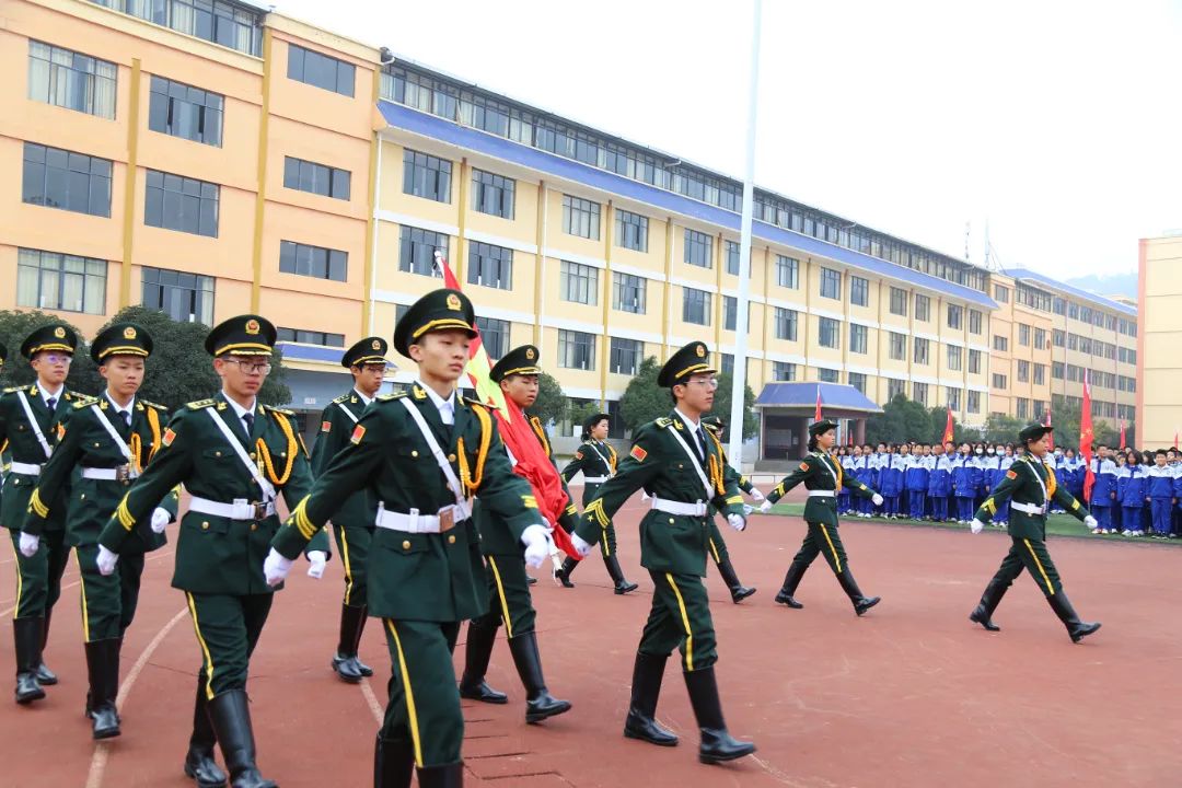 高考之上请挥刀亮剑 || 昆明海亦丰中学举行第十二周升旗仪式