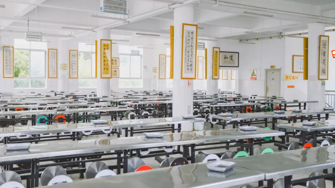 昆三中空港实验学校餐饮条件怎么样？