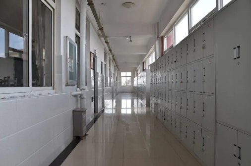 昆三中空港实验学校如何应对学生住校不习惯的问题？