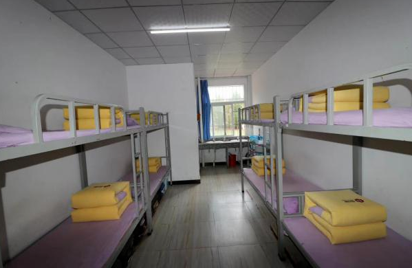 昆明经开区锐意外国语中学的学生没有住过校，不适应咋办？