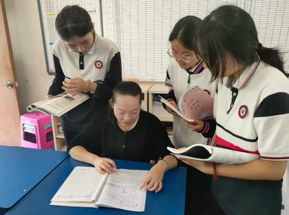 庆来学校的教学模式有何特色？