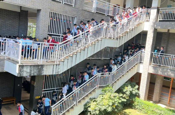 庆来学校学生餐饮条件怎么样？