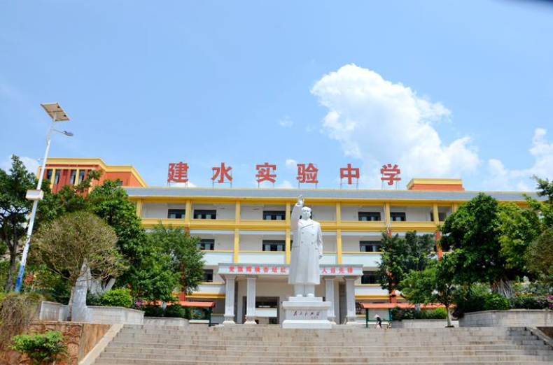 云南建水实验中学管理严格吗？