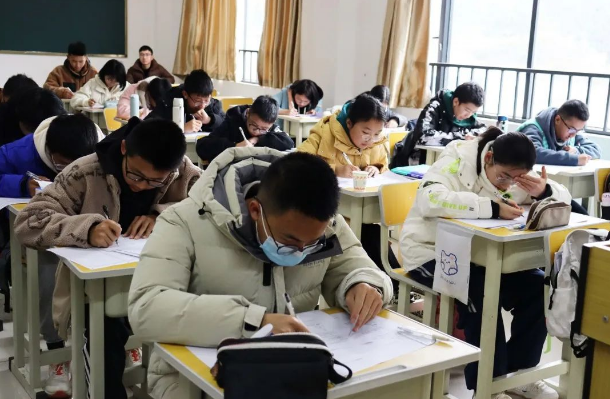 昆明鲁轩高级中学学校管理严格吗？