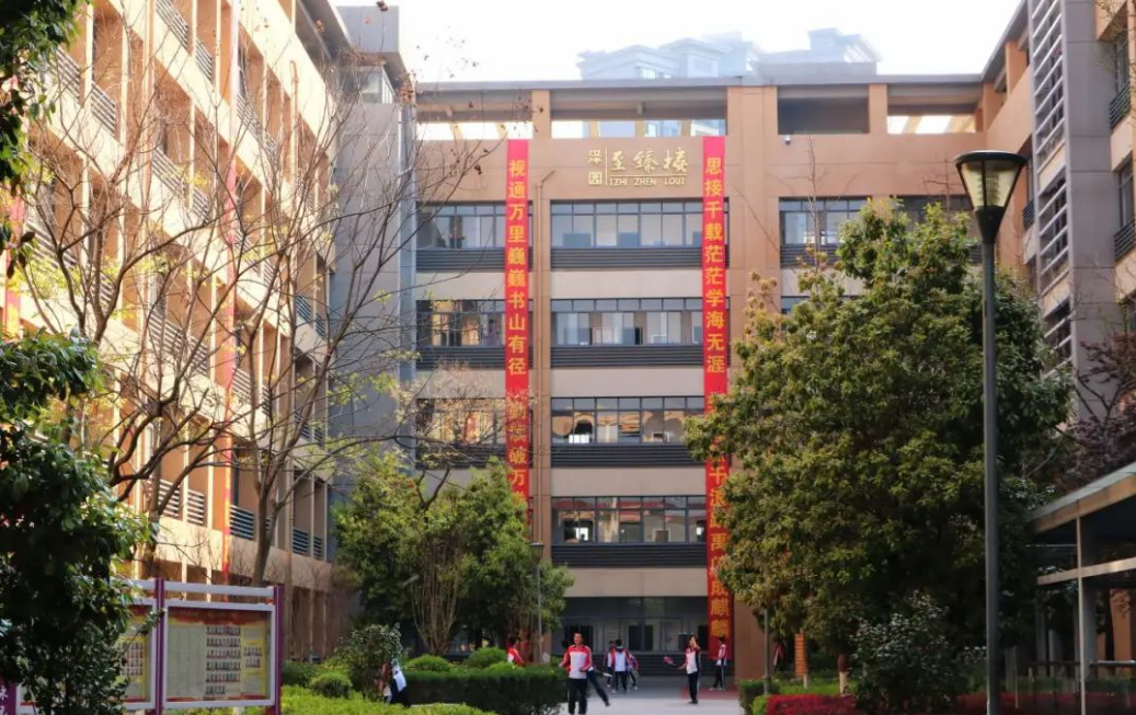 曲靖一中麒麟学校复读班的评价怎么样？
