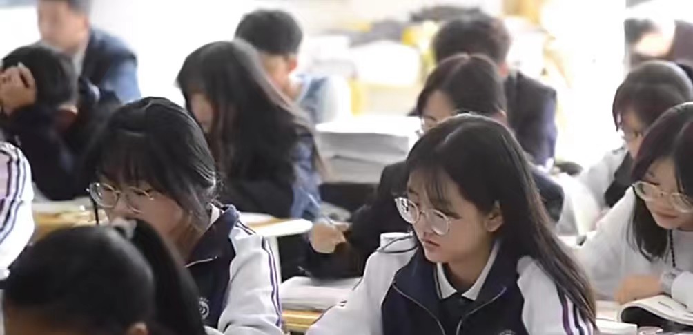 昆明市西山区滇鹏高级中学位置官网