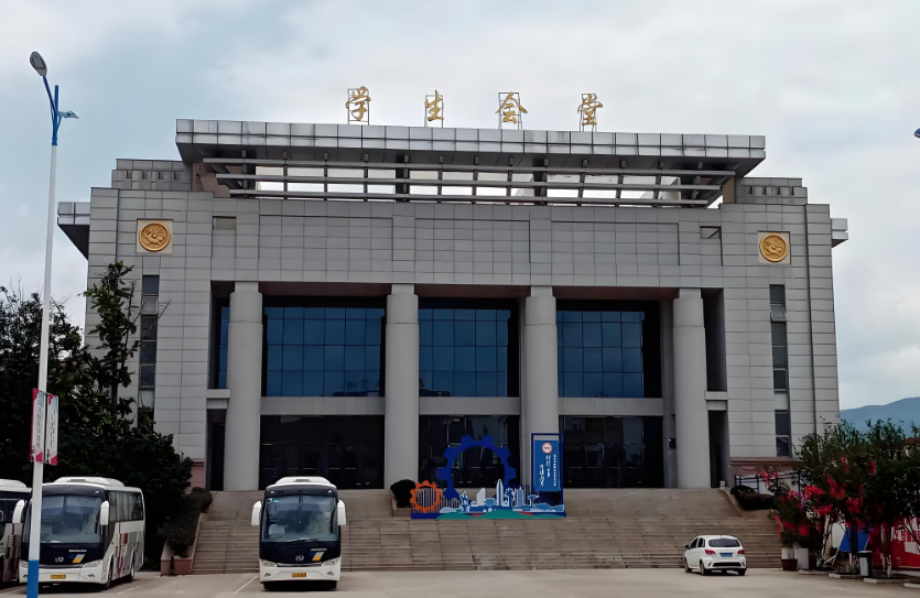 在云南高考补习里麒麟弘远实验高级中学排名高吗？