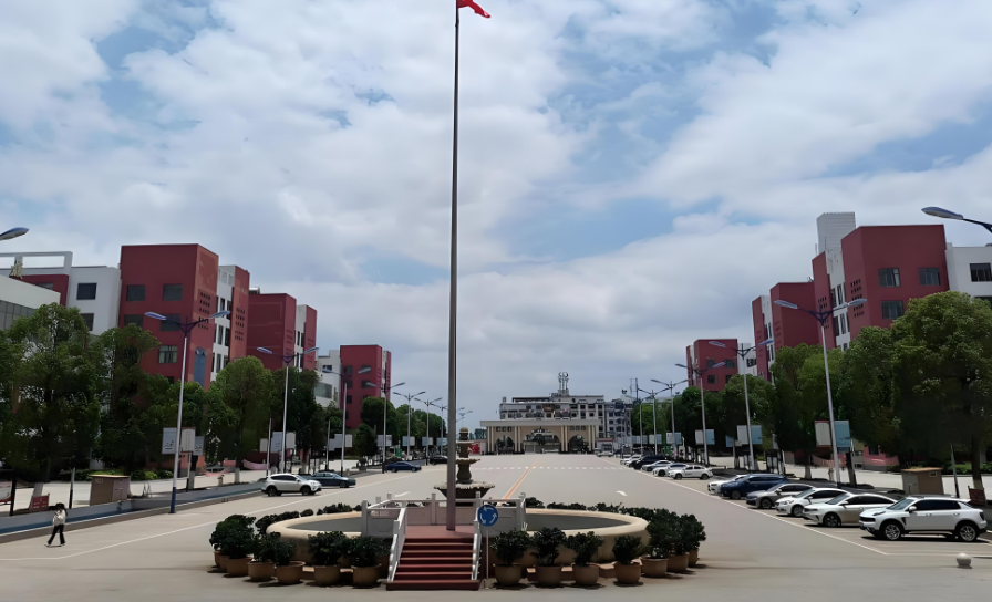 探寻曲靖市麒麟区弘远实验高级中学新高一地址：开启梦想的坐标