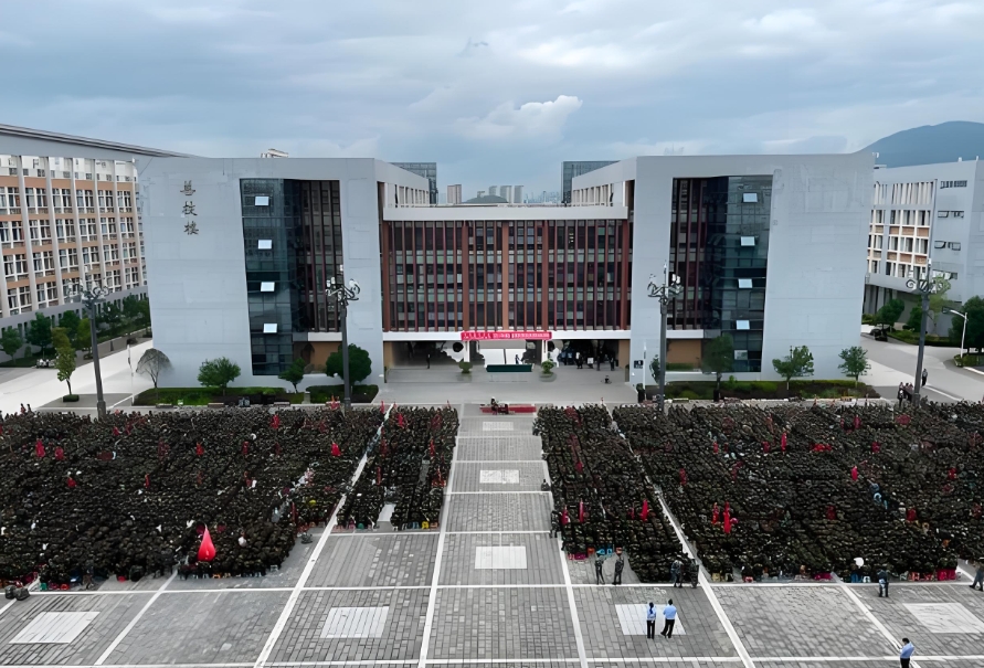 云南省昭通市2025年高考350分，复读之路该如何抉择？