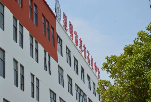 严管与厚爱并行：嵩明卓衡中学管理模式深度解析