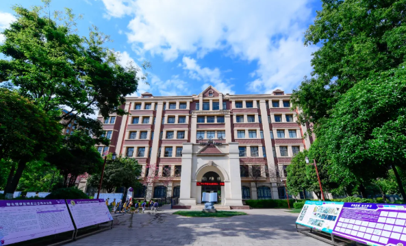 2026年云南省考生高考400分复读一年要多少钱？